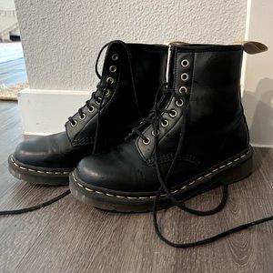 Dr. Martens combat Boot